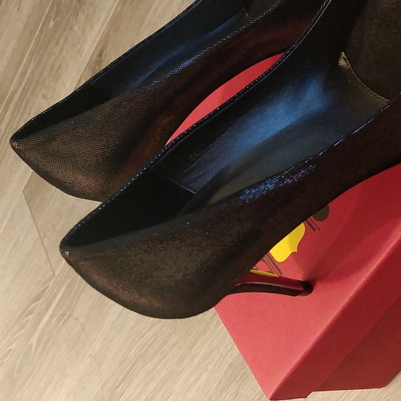 Black pointed toe pumps / heels - Picture 3 of 6